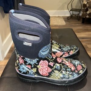 Womens Bogs Boots - Size 8